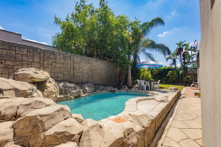 6 Bedroom Property for Sale in Uitzicht Western Cape